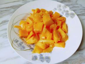 切好的芒果装入盘中备用。
