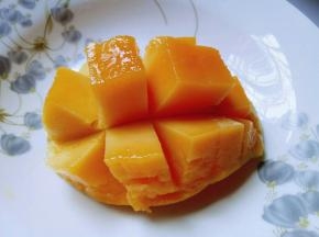 芒果洗干净切小块。