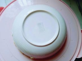 将做好的饼皮叠加一起，上面放一块盘子，将边上不规则的饼皮用刀切掉。(不切也可以)不影响口感哈(^_^)