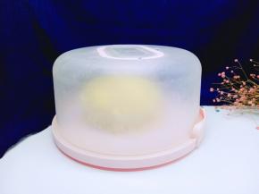 盖上蛋糕盒的盖子放入冰箱冷藏4小时以上再切开食用。