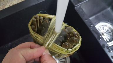 2.螃蟹在流动的水中，用牙刷冲洗干净。