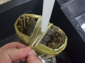 2.螃蟹在流动的水中，用牙刷冲洗干净。