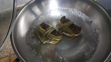 3.我不敢杀活蟹，将螃蟹放入滚水中略煮。