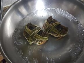 3.我不敢杀活蟹，将螃蟹放入滚水中略煮。