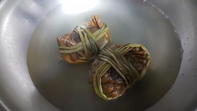 4.煮至螃蟹微红即可，千万不要煮熟。