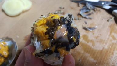 8.从螃蟹中间将蟹心去除。