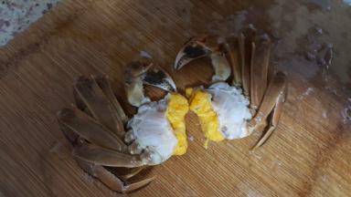 9.把上面脏的东西去掉，洗干净，从中间切开。