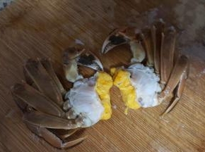 9.把上面脏的东西去掉，洗干净，从中间切开。