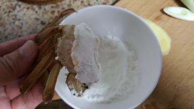 11.把螃蟹切面的部分，包裏玉米淀粉。