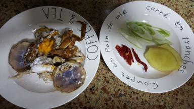 12.将螃蟹撒少许高度白酒与淀粉腌一会，葱姜切片，辣椒切开。