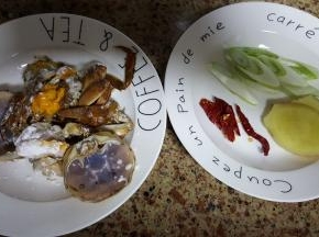 12.将螃蟹撒少许高度白酒与淀粉腌一会，葱姜切片，辣椒切开。