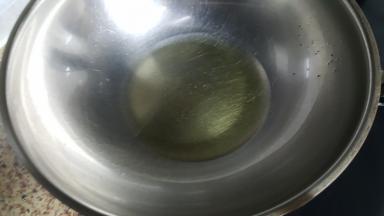 13.锅中放油加热，油放的略多。