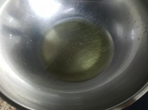 13.锅中放油加热，油放的略多。