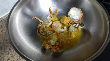 14.把螃蟹放在油中煎炸至熟。