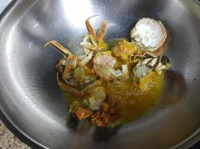 14.把螃蟹放在油中煎炸至熟。