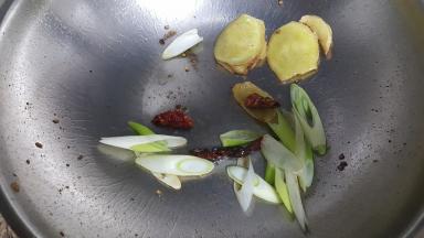 17.加葱段炒香。