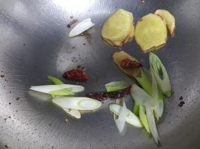 17.加葱段炒香。