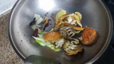 18.加入炸好的螃蟹爆炒,出锅前加生抽少许调味。