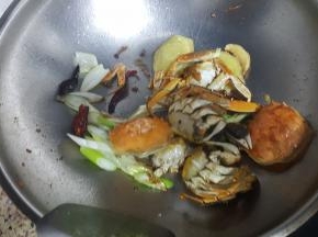 18.加入炸好的螃蟹爆炒,出锅前加生抽少许调味。