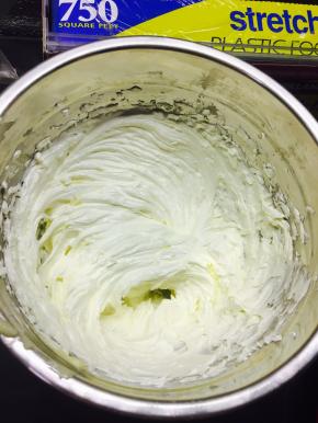 将黄油打至体积变化，表面泛起亮光。