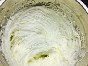 将黄油打至体积变化，表面泛起亮光。