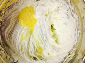 常温鸡蛋，打散！一定是常温的哦！分次加入黄油中。每次加入待完全打入黄油，再家下一次。