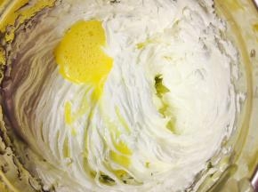 常温鸡蛋，打散！一定是常温的哦！分次加入黄油中。每次加入待完全打入黄油，再家下一次。