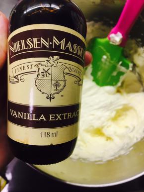 加入香草精，几滴即可。