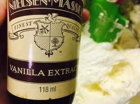 加入香草精，几滴即可。