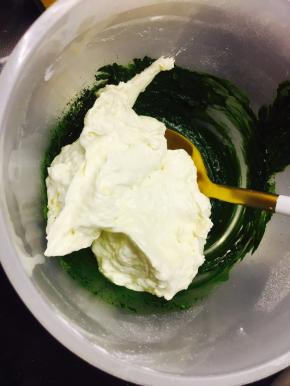 从黄油糊中分出三分之一。加入抹茶糊中。搅拌均匀。