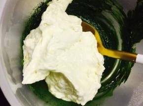 从黄油糊中分出三分之一。加入抹茶糊中。搅拌均匀。