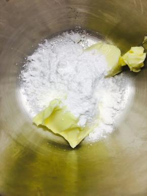 黄油室温软化至手指一戳有一个浅坑。加入糖粉，用刮刀搅拌几下，打发。