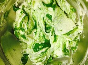 将抹茶黄油糊倒入原味黄油糊中，简单搅拌！