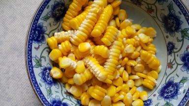 1.玉米煮熟玉米粒拨下来，放在容器中备用。