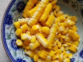 1.玉米煮熟玉米粒拨下来，放在容器中备用。