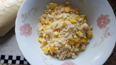 2.酥顶用料(附料)全部混合均匀，抓匀形成酥粒即可。