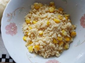 2.酥顶用料(附料)全部混合均匀，抓匀形成酥粒即可。