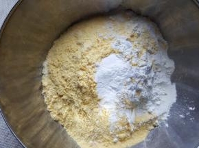 4.加入过筛的玉米粉，泡打粉和小苏打备用。