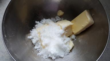 5.室温黄油中加入砂糖和盐。