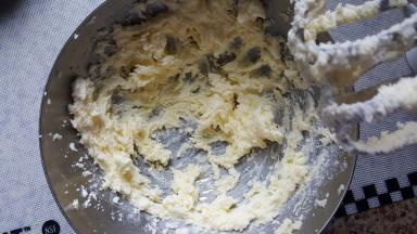 6.用打蛋器，将黄油打发与砂糖混合均匀。