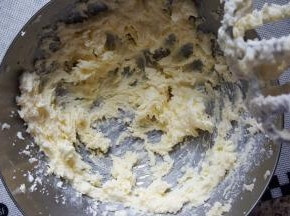 6.用打蛋器，将黄油打发与砂糖混合均匀。