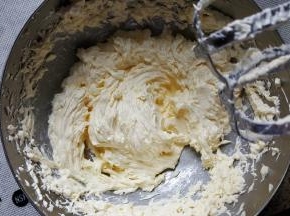 8.这是蛋液全部加入后的状态。