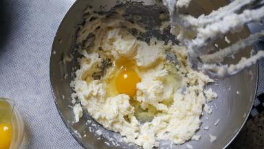 7.分多次加入蛋液，每一次搅打融合后再加入下一次。