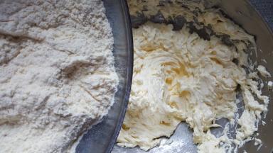 9.黄油中加入过筛的粉类。