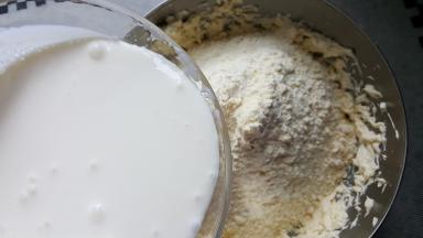 10.同时加入淡奶油酸奶和牛奶的混合液体。