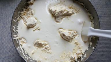 11.用刮刀压拌均匀。