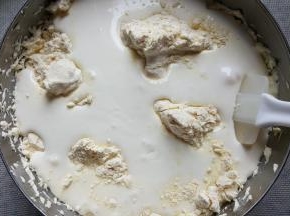 11.用刮刀压拌均匀。