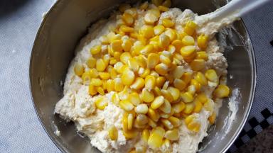 12.加入熟玉米粒。