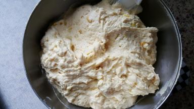 13.用刮刀，压拌均匀。