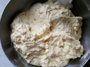 13.用刮刀，压拌均匀。